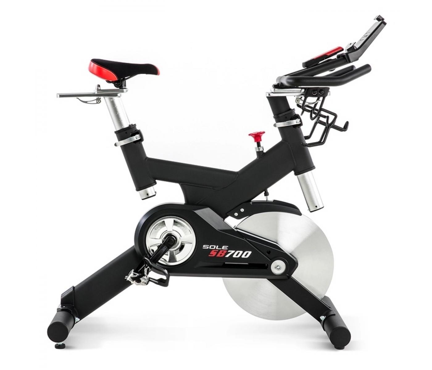 Sole SB700 spinningcykel med hvid ramme og trådløs computer
